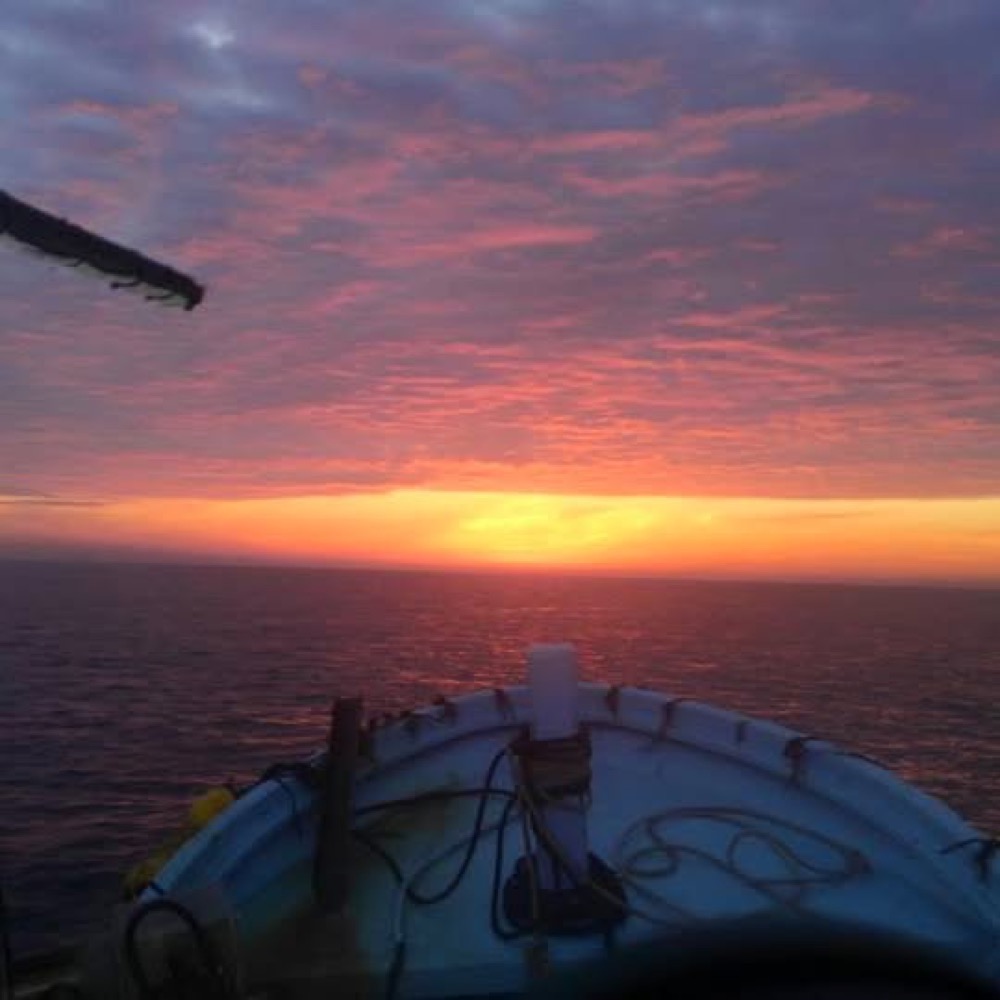 Dawn from the bow of the boat I let go. The sun rises again, and the boat keeps carrying the memory of people and the sea.